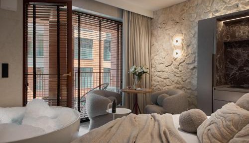Studio with Spa Bath