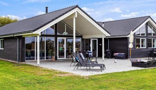 Seven-Bedroom Holiday Home