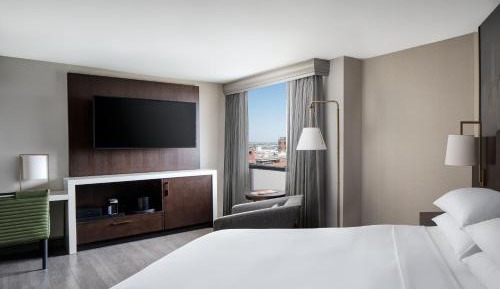 Deluxe Corner King Room