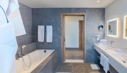 Suite Bungalow with One Queen Bed and Living Room