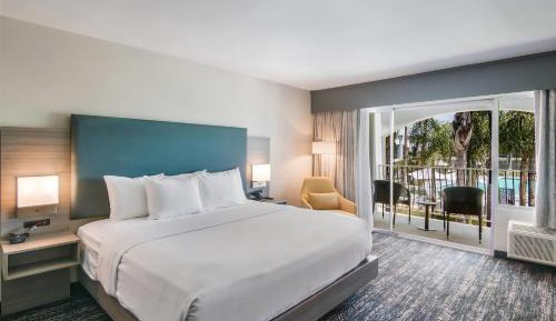 King Room with Tub and Pool View - Mobility and Hearing Access/Non-Smoking