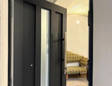 Deluxe One-Bedroom Apartment