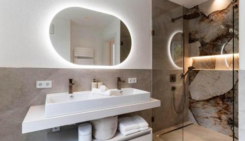 Three-Bedroom Apartment with Shower