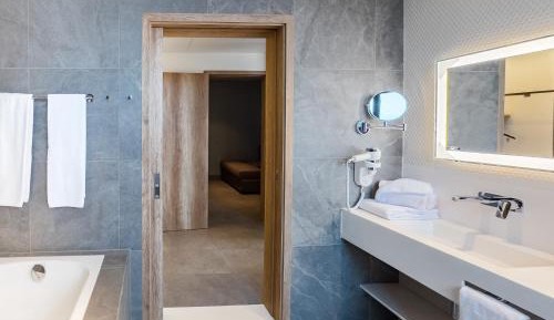 Bungalow with One Queen Bed