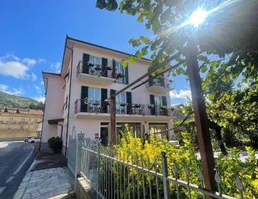 One-Bedroom Apartment with Balcony