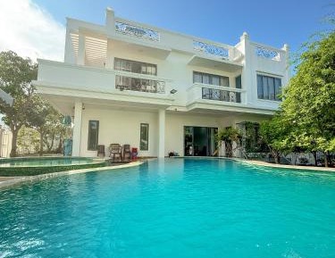 Family Room with Garden View