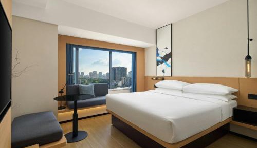Superior King Room with City View