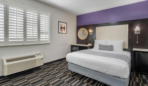 Queen Room with Bath Tub - Non-Smoking