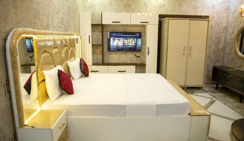 Deluxe Double Room (2 Adults + 1 Child)