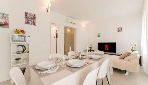 Two-Bedroom Deluxe Apartment with Balcony