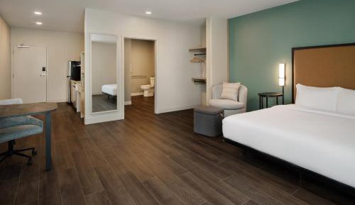 King Studio Suite with Bath Tub - Mobility Accessible