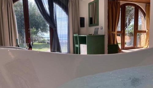 Queen Room with Spa Bath