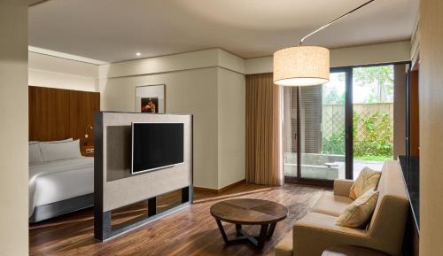 Deluxe Garden Suite, 1 Bedroom Studio Suite, 1 King, Balcony