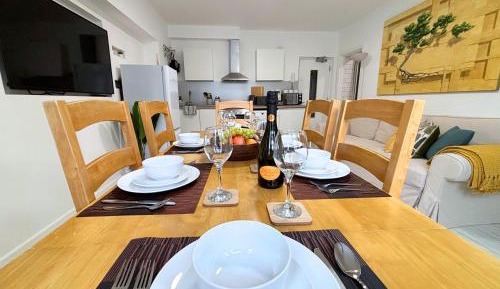 Three-Bedroom Deluxe Apartment