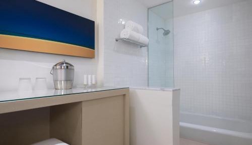 Queen Room with Two Queen Beds - Wheelchair Accessible Bathtub 