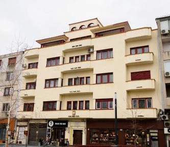 Four-Bedroom Apartment with Balcony 