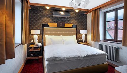 Deluxe Two-Bedroom Apartment with Garden View