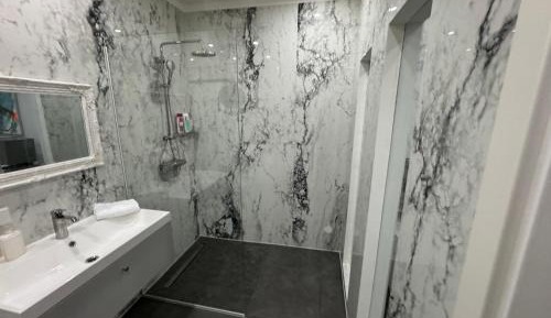 One-Bedroom Deluxe Apartment