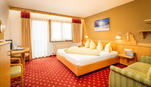 Deluxe Double Room (2 Adults + 1 Child)