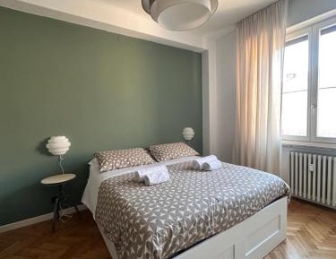 Large Double Room with Shared Bathroom