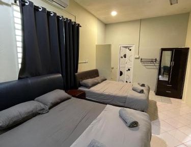 Quadruple Room with Private Bathroom