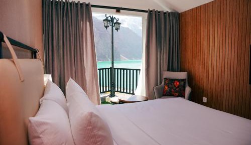 Deluxe Lodge