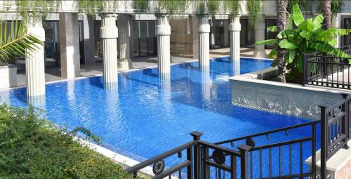 One-Bedroom Apartment with Pool View