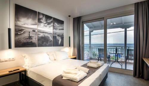 Deluxe Double Room with Balcony and Sea View
