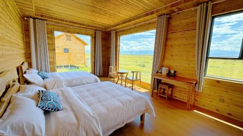Apartment with Mountain View