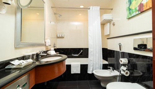One-Bedroom Suite with One King Bed - Lounge Access/Smoking