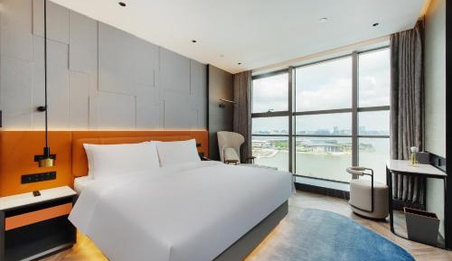 Deluxe King Room with Lake View