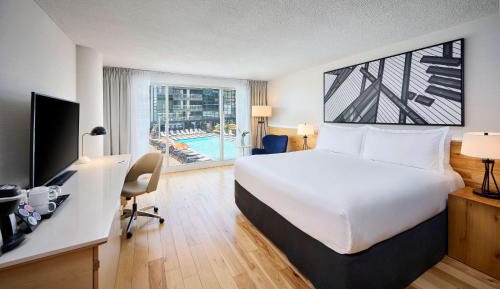 1 King Bed - Non Smoking