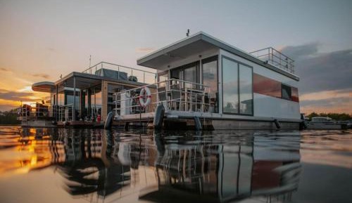 One-Bedroom House Boat