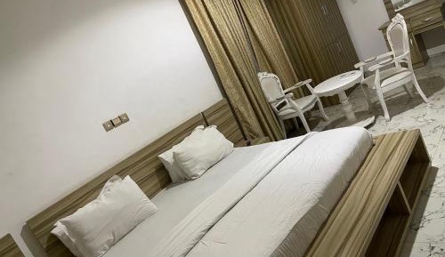 Deluxe King Suite