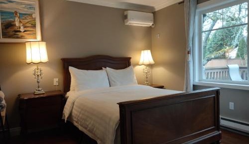 Queen Room with Private Bathroom