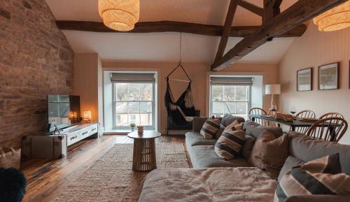 Deluxe One-Bedroom Apartment