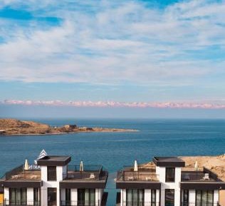 Deluxe One-Bedroom Apartment with Harbor View