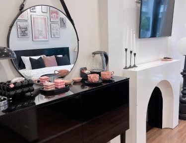 One-Bedroom Apartment with Lake View