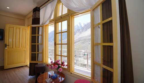 Two-Bedroom Apartment with Mountain View