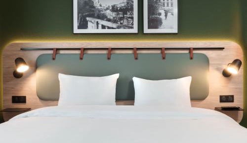 Standard Room - 1 Queen Bed