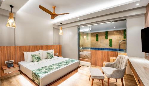 Holitel Plunge Pool Room