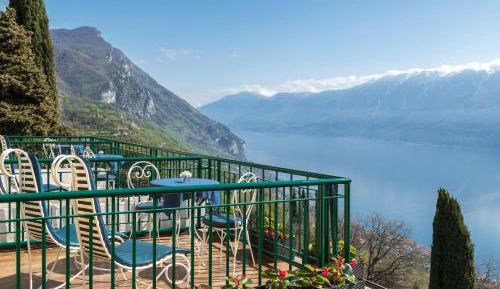Junior Suite with Terrace and Lake View - Villa