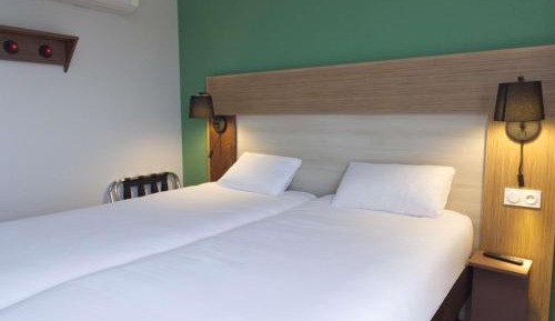 POP Room with Two Single Beds