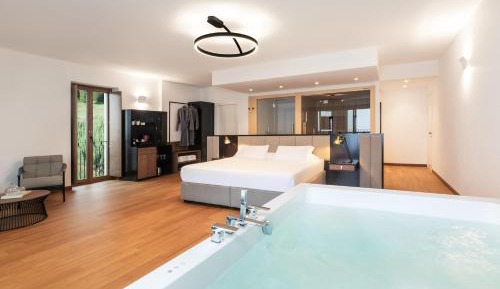 Luxury Suite with Spa Bath