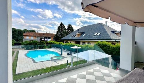 Apartment with Pool View 
