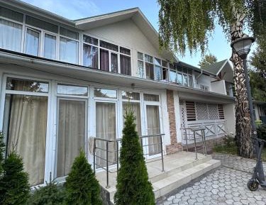 Deluxe Two-Bedroom Apartment with Garden View