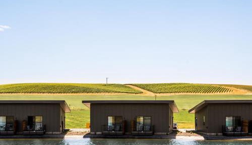 Bungalow - Water Front 