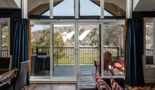 Three-Bedroom Apartment with Mountain View