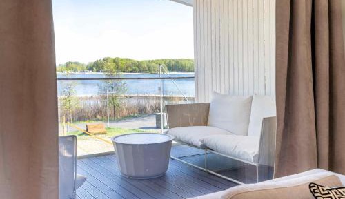 Three-Bedroom Apartment with Lake View
