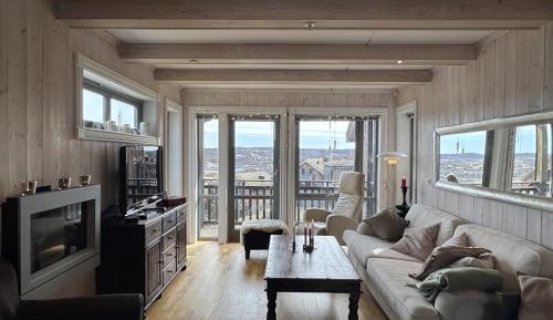 Apartment with Mountain View